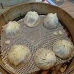 鼎泰豐 - 海鮮小籠包３種盛り。