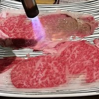 個室焼肉匠 - 驚愕の炙りユッケ　バーナーで炙ります