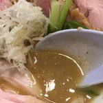 麺処 鶏谷 - 熟成塩鷄そば(750円)スープ