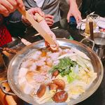 炭火焼鳥あずま - 鍋奉行がつくね投入