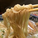 東風亭 - 「東風麺」「大盛り」「味付玉子」麺リフト。麺は、機械打ち角刃麺、中細のストレートの細麺である。加水率は高くも低くもない程ほどの感じで、茹で上げは柔らかめである。