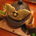 馳走なかむら - ◆月 5800円　突き出しの器は、季節感がある兜！