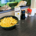 海鮮屋台 まりも家 - 一味と七味が置いてあります。