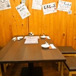 おでん とりから 酎介君 - 店内（テーブル席）