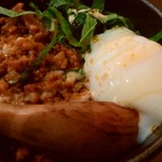 麺厨房 華燕 - Bセットは甘めの味付けの肉味噌丼。