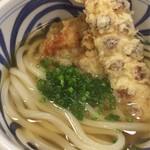 麺匠 釜善 - とりちくわ天うどん（温）（アップ）