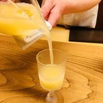 木山 - なみなみ注がれる搾りたてのラ・フランス