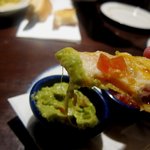 ハードロックカフェ - ワカモレをつけて食べる