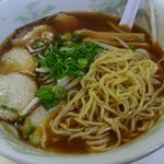 天虹 - 味噌チャーシュー麺の中太麺。