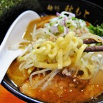 麺処 秋もと - 麺は、平打ち中太縮れの玉子麺