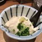 炭火焼鳥 きち蔵 - つきだしの自家製豆腐