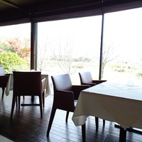 室 - 食後はこちらでデザートやドリンクを。