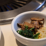 ぴょんぴょん舎 - 冷麺焼肉ランチ1580円　ナムル