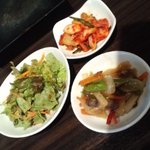 炭火焼肉・韓国料理 KollaBo 赤坂店 - ランチのキムチやサラダ
