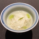 茶禅華 - 清湯スープ（玉露 三輪そうめん 青山緑水のオイル）