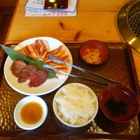 喜福世 - 牛タン・カルビ・豚バラの三種ランチ（600円）