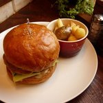 イーストヴィレッジ - EAST VILLAGE（チーズバーガー）