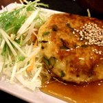 身土不二 - 豆腐ハンバーグ。お箸をいれると、肉汁が中からでてきます。