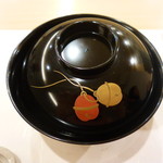 夷川 鮨 すずか - 店名にちなんだお椀の模様（鈴）