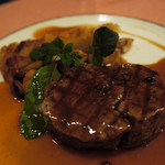 牛フィレ肉のグリル 森の茸とポムダルファン添え グリーンペッパーソース