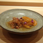 鮨 さかい - ◆香箱蟹と浜中（北海道）の塩水雲丹。 ナント豪華な組み合わせ。別々で頂いても一緒に頂いても、美味しい。 蟹と雲丹好きとしては嬉しいですねぇ。