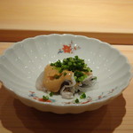 鮨 さかい - ◆とらふぐ（大分）、アンキモ（山形）ソース添え。 とらふぐは皮も入り食感がいいこと。 アンキモソースが秀逸。