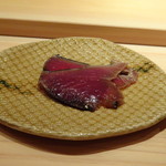 鮨 さかい - ＊藁でいぶし漬けにされた「鰹」はこの厚みが最適ですね。 鰹らしい旨みを感じて美味しい。