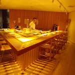 たけがみ - 圧倒的な存在感を醸し出す洗練されたスタイリッシュなV字のカウンター