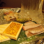 たけがみ - V字のカウンターの先端には氷柱！！ その周りには全国各地から厳選したネタの数々！！