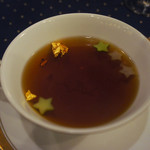 スターライト - オークラ伝統のコンソメスープ 星型の野菜と金箔を浮かべて