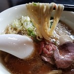 牛骨らぁ麺マタドール - 贅沢焼牛らぁ麺の麺リフト