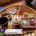 ざるそばに付くカゴ盛りの小鉢