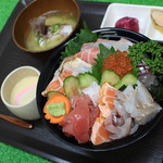 お魚のなかだ - 料理写真:ボリューム満点！好みのネタが選べる 特上海鮮丼