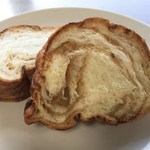 ヒヨシヤ - 焼きたてを買って切ったら潰れちゃいました…。マロンラウンドパン。