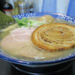 煮干らー麺シロクロ - チャーシュー２種です