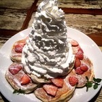 コナズ珈琲 - ストロベリー＆バナナ＆ホイップクリーム１３８０円＋ホイップ＋パンケーキ２枚＋ソフトクリーム