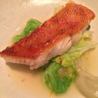 ラ・ボンヌターブル - 金目鯛の鱗付け焼き 蛤のピュレ 白菜のジュ