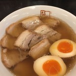 喜多方ラーメン 小法師 - チャーシュー麺半麺 味玉サービス