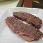 焼肉ノ志志 - 純但馬牛の特上ハラミ、両面軽く焼き