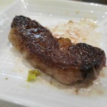 焼肉ノ志志 - 純但馬牛の特上ハラミ、片面よく焼き片面軽く焼き