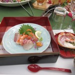 Yukaina Kajuen - 宗像地区らしく新鮮な玄界灘の魚を使ったお刺身もテーブルに運ばれてきました。
                        