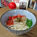 手打ちうどん ぶれーど・う - ピリ辛トマト