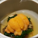 馳走 啐啄一十  - ①雲丹ホーレン
      馬糞雲丹(北海道根室産)、菠薐草(京都産)、黒鮑(宮城県産)、百合根(北海道産)、よもぎ麩(京都)