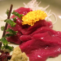ももんじや - ニュージーランド産シカ肉　鹿肉刺し　山葵醤油