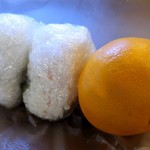 灯 - おにぎり２つ みかん付き