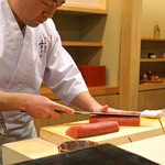 日本橋蛎殻町 すぎた - 鮪を捌いております