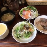 ステーキいづつや - サラダバー、スープバー、惣菜、デザートが食べ放題です