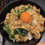 とり鉄 - 烏骨鶏卵と炙りもも肉の親子丼 ¥880