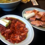 精肉・焼肉 とよおか - 手前がはハラミ、右奥は中落ちカルビ