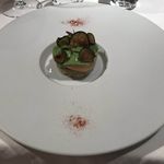 ジョンティ アッシュ - 前菜① LE CRABE 北海道産毛蟹をエフィロッシェにし土佐産仏手柑で香り付け 赤パプリカ・ルッコラのエスプーマと共にガトー仕立てに